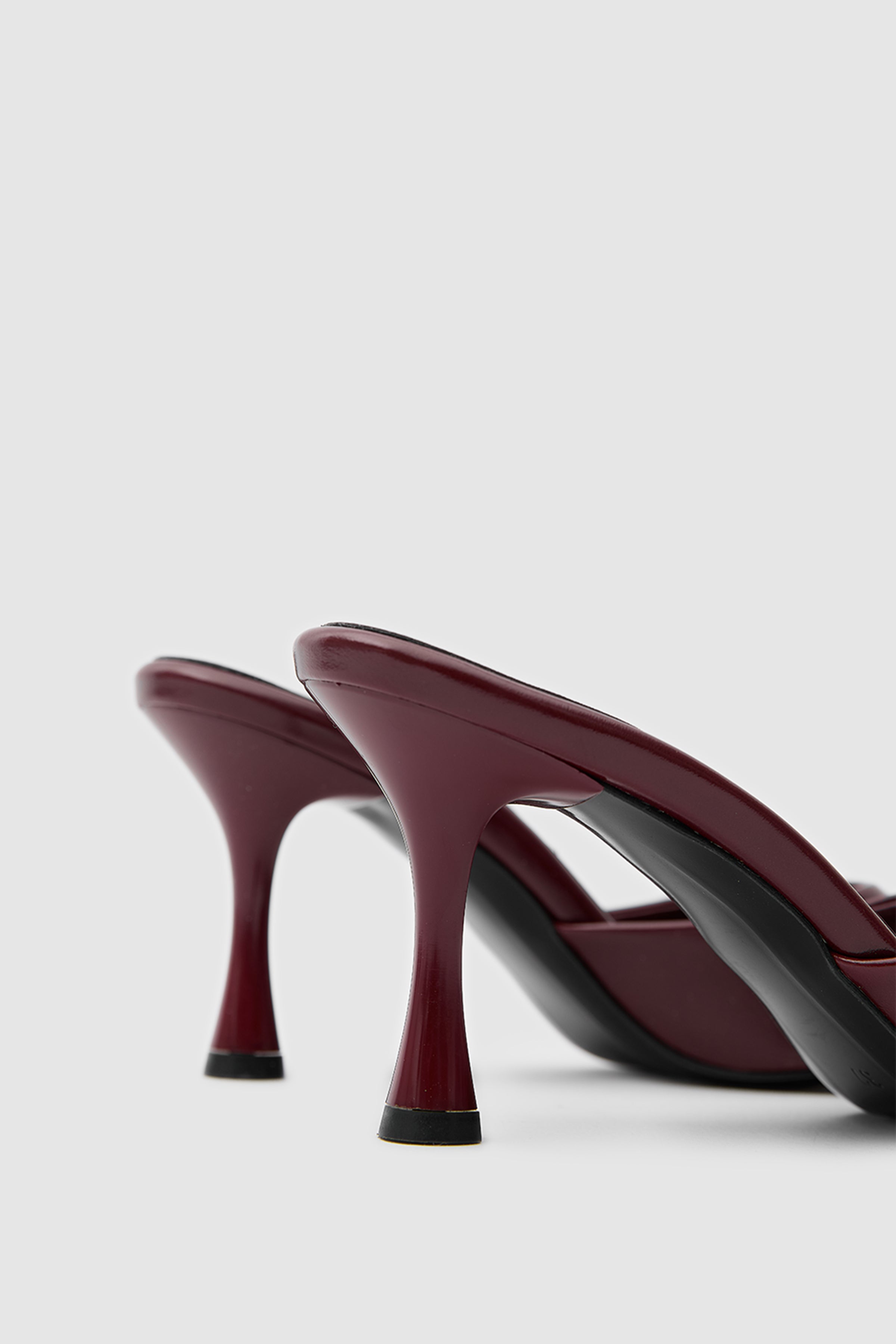 SUVEA Minimal Shape Heels