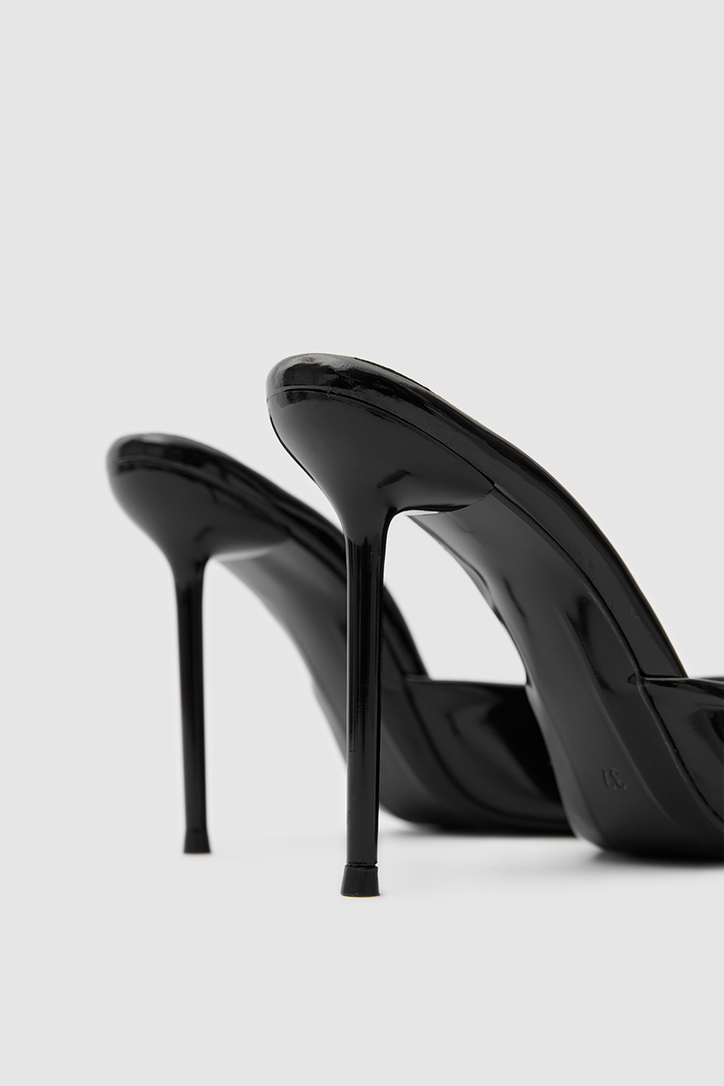 SUVEA Essential Shape Luxe Heels