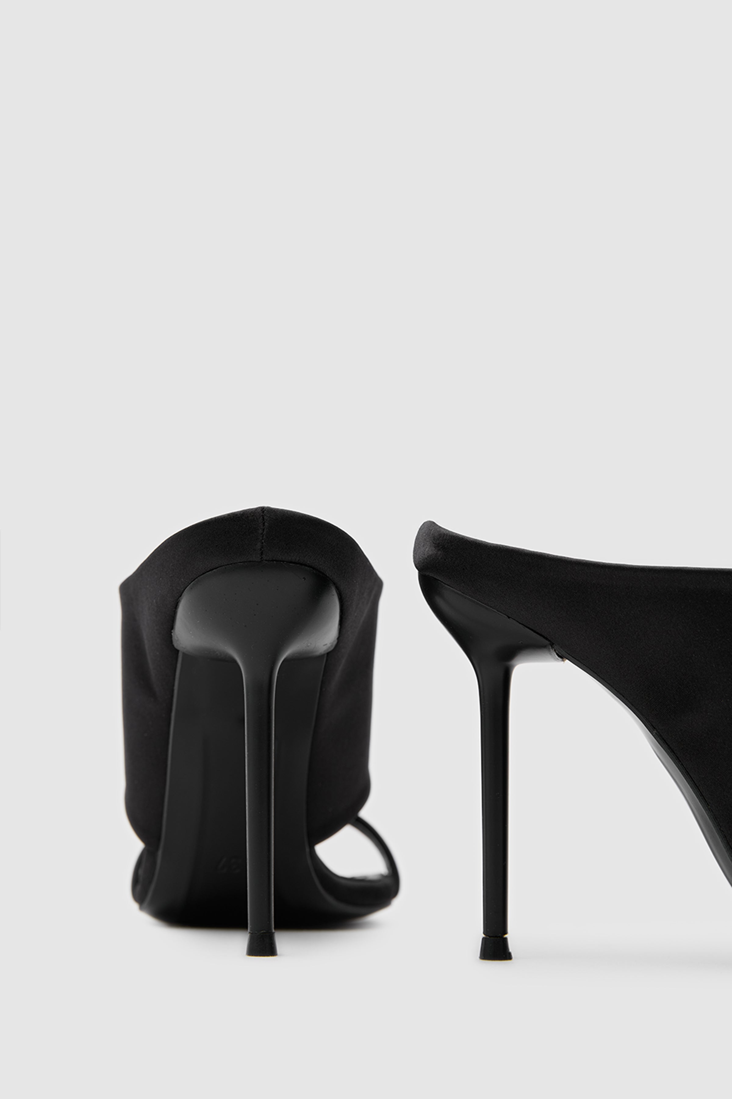 SUVEA C Shape Luxe Heels